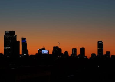 Miasto. Wynalazek cywilizacji i schronienie samotników